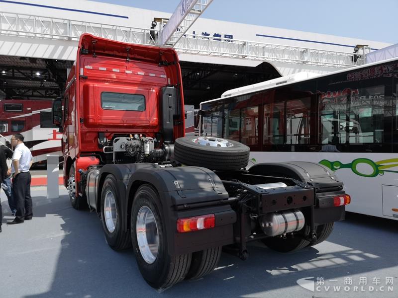 據(jù)了解，這款560馬力的V3ET牽引車，是北奔重汽針對大馬力市場打造的一款重卡產(chǎn)品，也是其首款達到560馬力的歐六車型。該車搭載濰柴13L發(fā)動機，最大扭矩達2550N.m；匹配法士特最新的S系列AMT自動變速箱及緩速器；前橋采用一片簧設(shè)計，后橋采用8氣囊空氣懸架。不過，該車暫未定價。