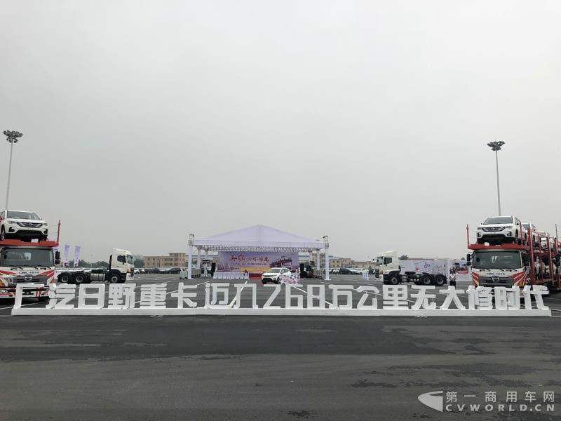 廣汽日野中置軸轎運(yùn)車
