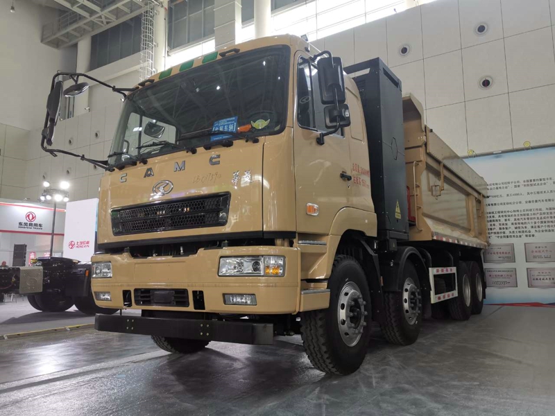 漢馬科技展出了3款新能源重卡，分別是：漢馬H7換電牽引車、漢馬純電動自卸車、星馬純電動攪拌車。漢馬H7換電牽引車是當(dāng)下炙手可熱的熱門車型，曾多次批量交付客戶。圖為華菱電動工程車