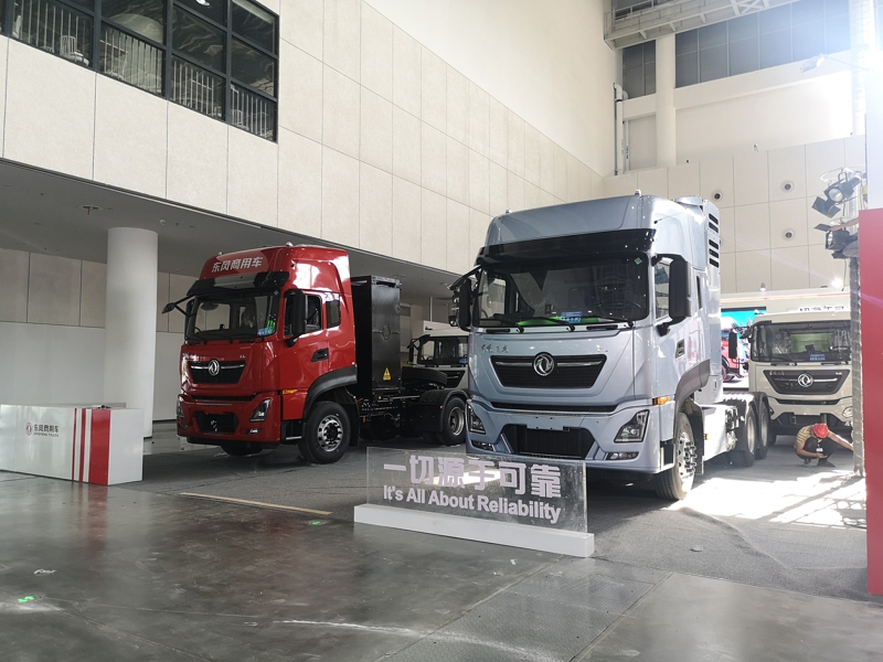 東風(fēng)商用車展出了4款新能源產(chǎn)品，其中兩款是牽引車，兩款是專用車。圖為東風(fēng)商用車展車