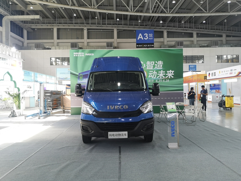 南京依維柯作為東道主，展出了一款歐勝EV45純電動廂式物流車。這款車搭載寧德時代磷酸鐵鋰電池，容量為90.7kwh，勻速續(xù)駛里程達(dá)402公里。圖為南京依維柯歐勝EV45純電動廂式物流車