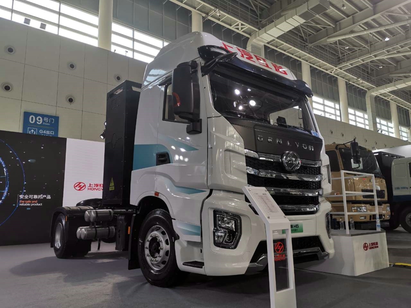 上汽紅巖展出3款牽引車，其中兩款是純電動牽引車，一款是燃料電池牽引車。圖為紅巖杰獅H6 4×2純電動牽引車