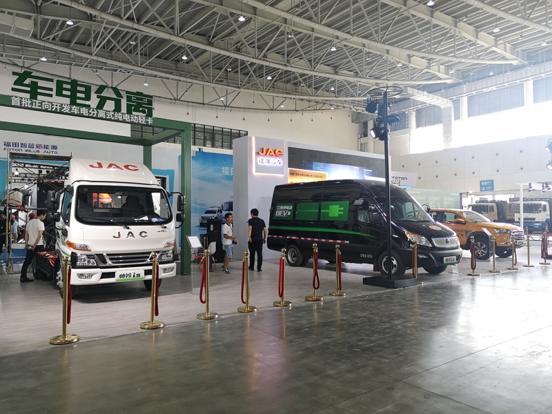江淮汽車展出3款產(chǎn)品：帥鈴i5-車電分離式純電動輕卡、帥鈴i5-R350純電動輕客物流車、帥鈴i3-T330純電動皮卡。其中，帥鈴i5-車電分離式純電動輕卡很可能是本屆大會中唯一一款采用換電模式的純電動輕卡。圖為江淮汽車展出三款車型