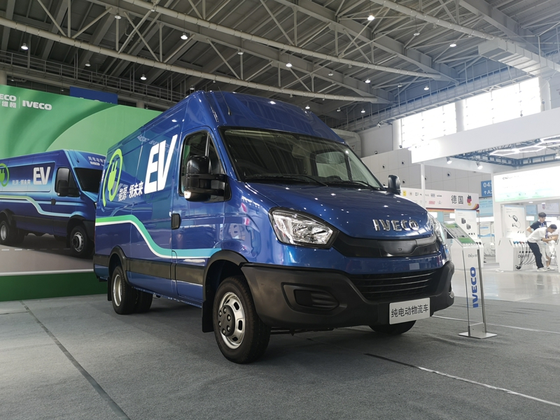 南京依維柯作為東道主，展出了一款歐勝EV45純電動廂式物流車。這款車搭載寧德時代磷酸鐵鋰電池，容量為90.7kwh，勻速續(xù)駛里程達(dá)402公里。圖為南京依維柯歐勝EV45純電動廂式物流車