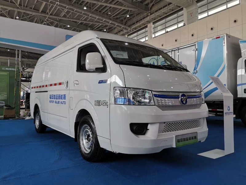 福田汽車展出3款產(chǎn)品，分別是風(fēng)景智藍(lán)純電動廂式物流車，智藍(lán)純電動輕卡、智藍(lán)純電動重卡。圖為風(fēng)景智藍(lán)純電動廂式物流車
