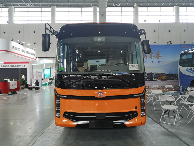 中通客車同樣展出兩款純電動客車，其型號分別是世騰純電動客車、睿通V60客運(yùn)版。圖為中通睿通V60客運(yùn)版