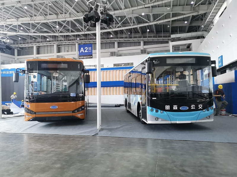 同樣作為東道主的開沃則展出了兩款客車產(chǎn)品，且均為公交車。圖為開沃汽車展出兩款客車