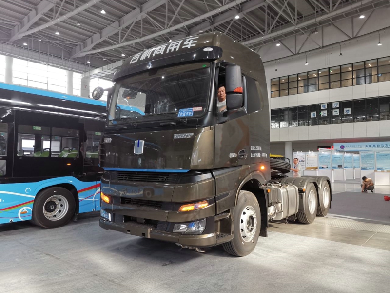 吉利遠(yuǎn)程汽車在本次大會展出輕卡、重卡、客車各一款，其中重卡為吉利遠(yuǎn)程甲醇重卡，客車為吉利星際客車，輕卡則有可能是吉利遠(yuǎn)程即將推出的新產(chǎn)品。圖為吉利商用車展出的重卡
