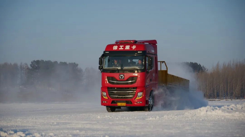 徐工漢風(fēng)P9牽引車油耗智能控制系統(tǒng)基于ADASIS地圖結(jié)合整車信息、巡航算法及控制策略實(shí)現(xiàn)預(yù)見(jiàn)性巡航（PCC），在駕乘過(guò)程中猶如智能領(lǐng)航員助您降低油耗。節(jié)油有方，創(chuàng)富無(wú)憂。