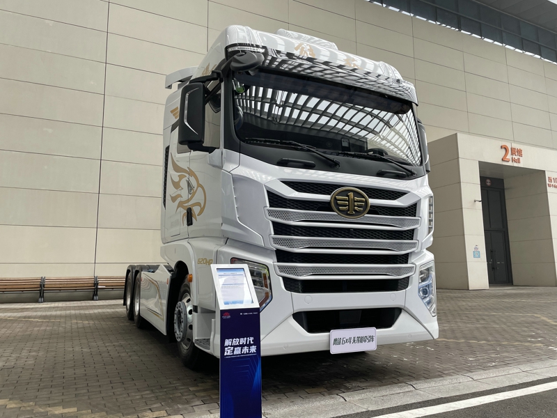 解放鷹途頭等艙牽引車，620馬力
