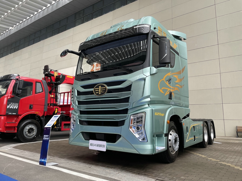 解放鷹途商務艙牽引車，620馬力