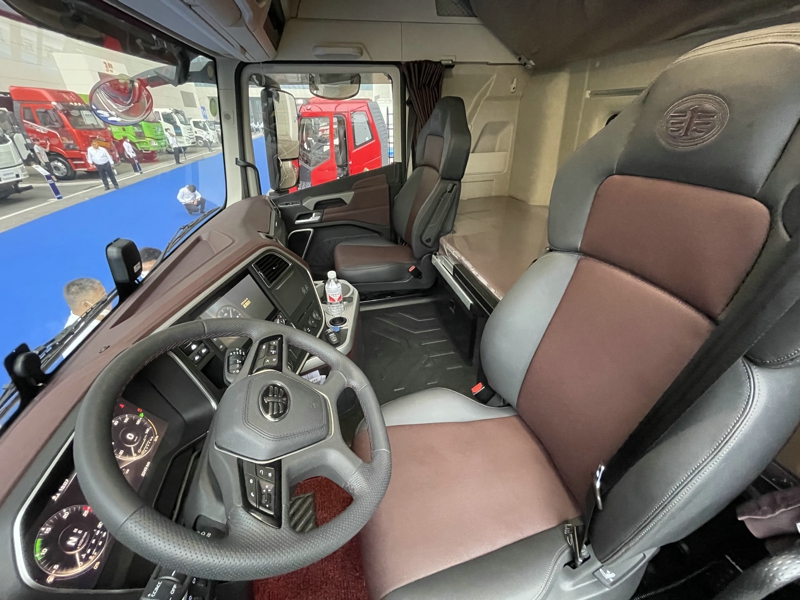 解放鷹途商務艙牽引車，620馬力